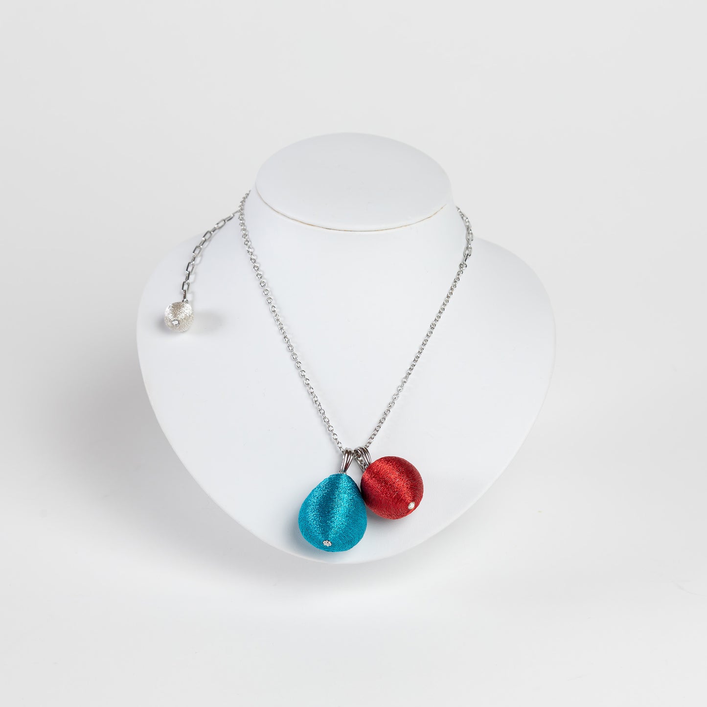 赤・青糸玉のネックレス｜afecs 竹田亜紀