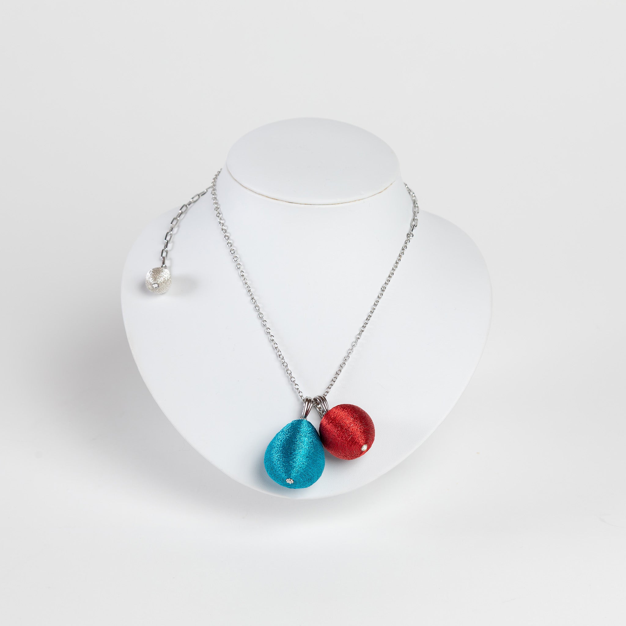 赤・青糸玉のネックレス｜afecs 竹田亜紀