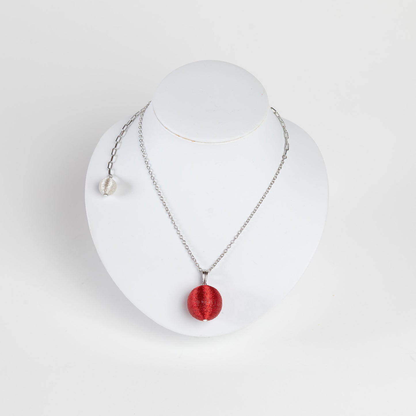 赤・青糸玉のネックレス｜afecs 竹田亜紀