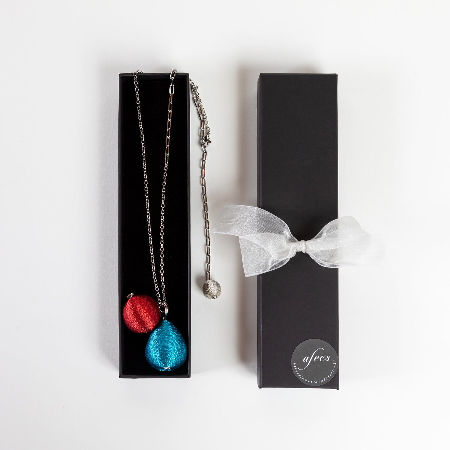 赤・青糸玉のネックレス｜afecs 竹田亜紀